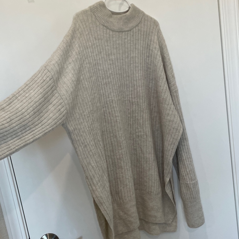 Oversized Gray Ribbed Knit Sweater - Picture 2 of 8
